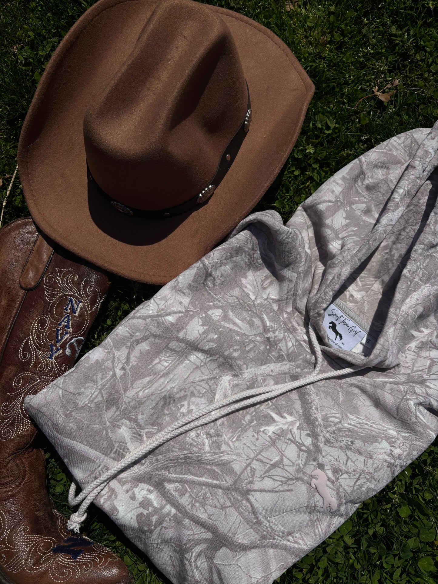 Aspen Camo Hoodie -pink puff print horse logo