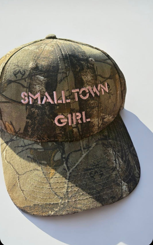 Camouflage cap 
In color green
With a front pink embroidery 
The embroidery says “ Small Town Girl”