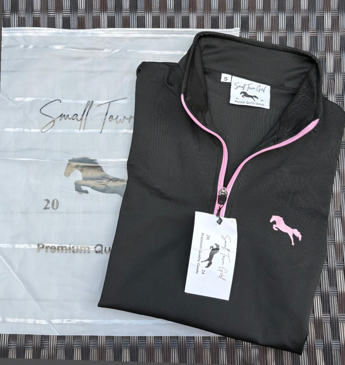 EQUESTRIAN 𝐁𝐀𝐒𝐄 𝐋𝐀𝐘𝐄𝐑 LONG SLEEVE | BLACK WITH BUBBLEGUM PINK ZIPPER TECHNICAL STRETCH