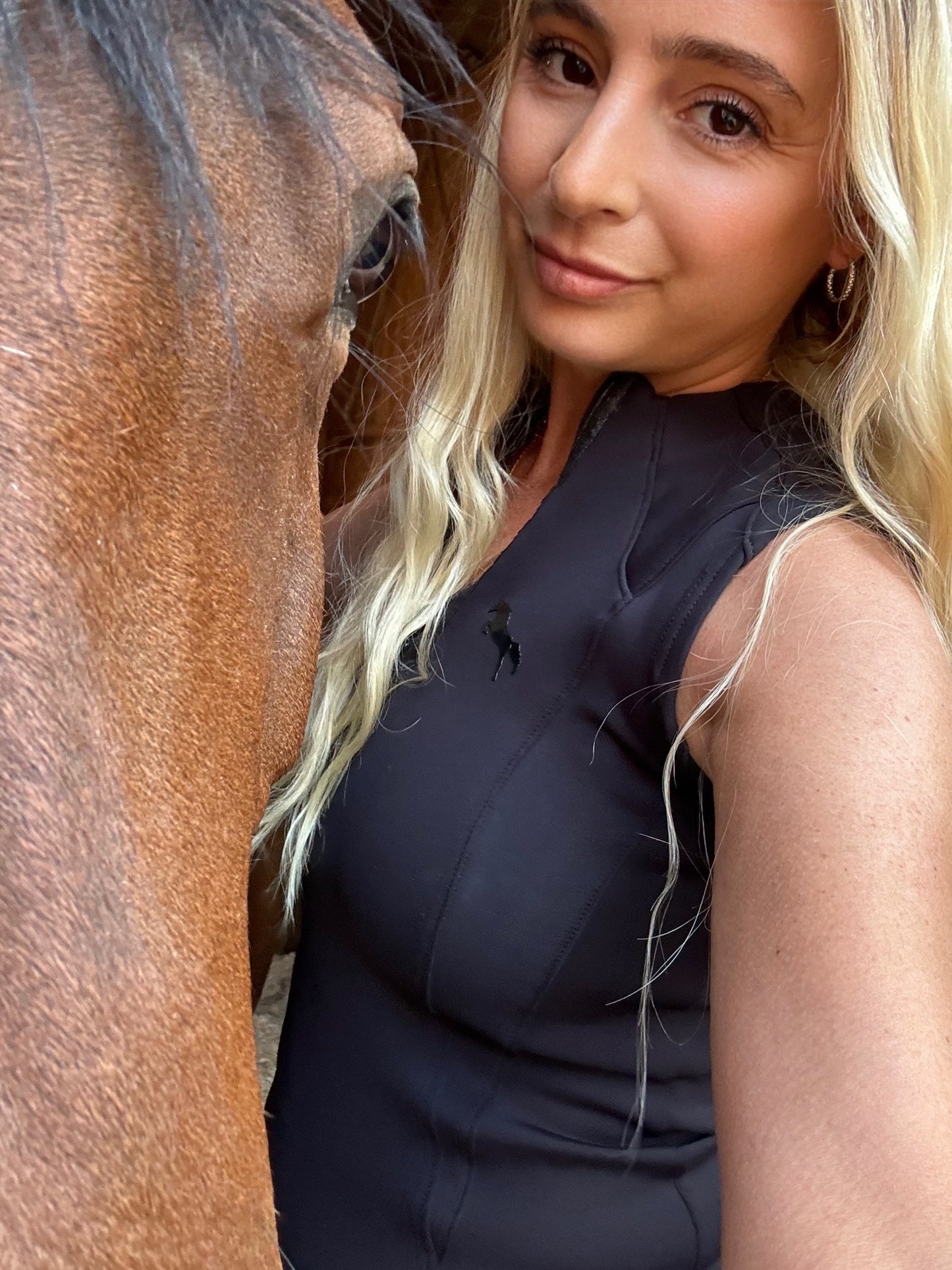 EQUESTRIAN 𝐒𝐋𝐄𝐄𝐕𝐄𝐋𝐄𝐒𝐒 𝐁𝐀𝐒𝐄 𝐋𝐀𝐘𝐄𝐑 | CLASSIC BLACK | TECHNICAL STRETCH & BACK VENTILATION