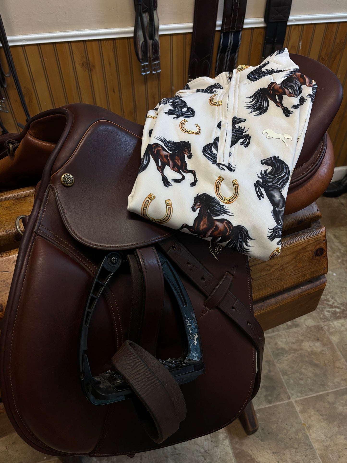 EQUESTRIAN 𝐁𝐀𝐒𝐄 𝐋𝐀𝐘𝐄𝐑 LONG SLEEVE | GALLOPING HORSES PRINT WITH GOLD HORSESHOES | TECHNICAL STRETCH & MESH VENTILATION