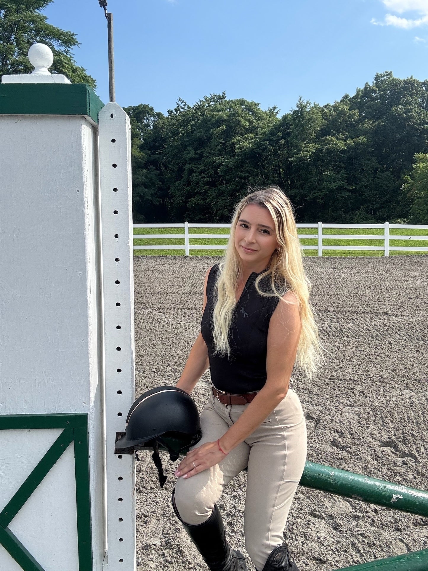EQUESTRIAN 𝐒𝐋𝐄𝐄𝐕𝐄𝐋𝐄𝐒𝐒 𝐁𝐀𝐒𝐄 𝐋𝐀𝐘𝐄𝐑 | CLASSIC BLACK | TECHNICAL STRETCH & BACK VENTILATION