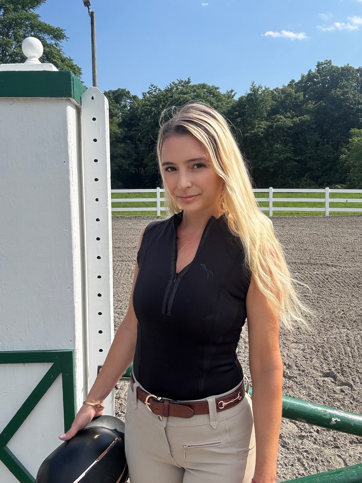 EQUESTRIAN 𝐒𝐋𝐄𝐄𝐕𝐄𝐋𝐄𝐒𝐒 𝐁𝐀𝐒𝐄 𝐋𝐀𝐘𝐄𝐑 | CLASSIC BLACK | TECHNICAL STRETCH & BACK VENTILATION