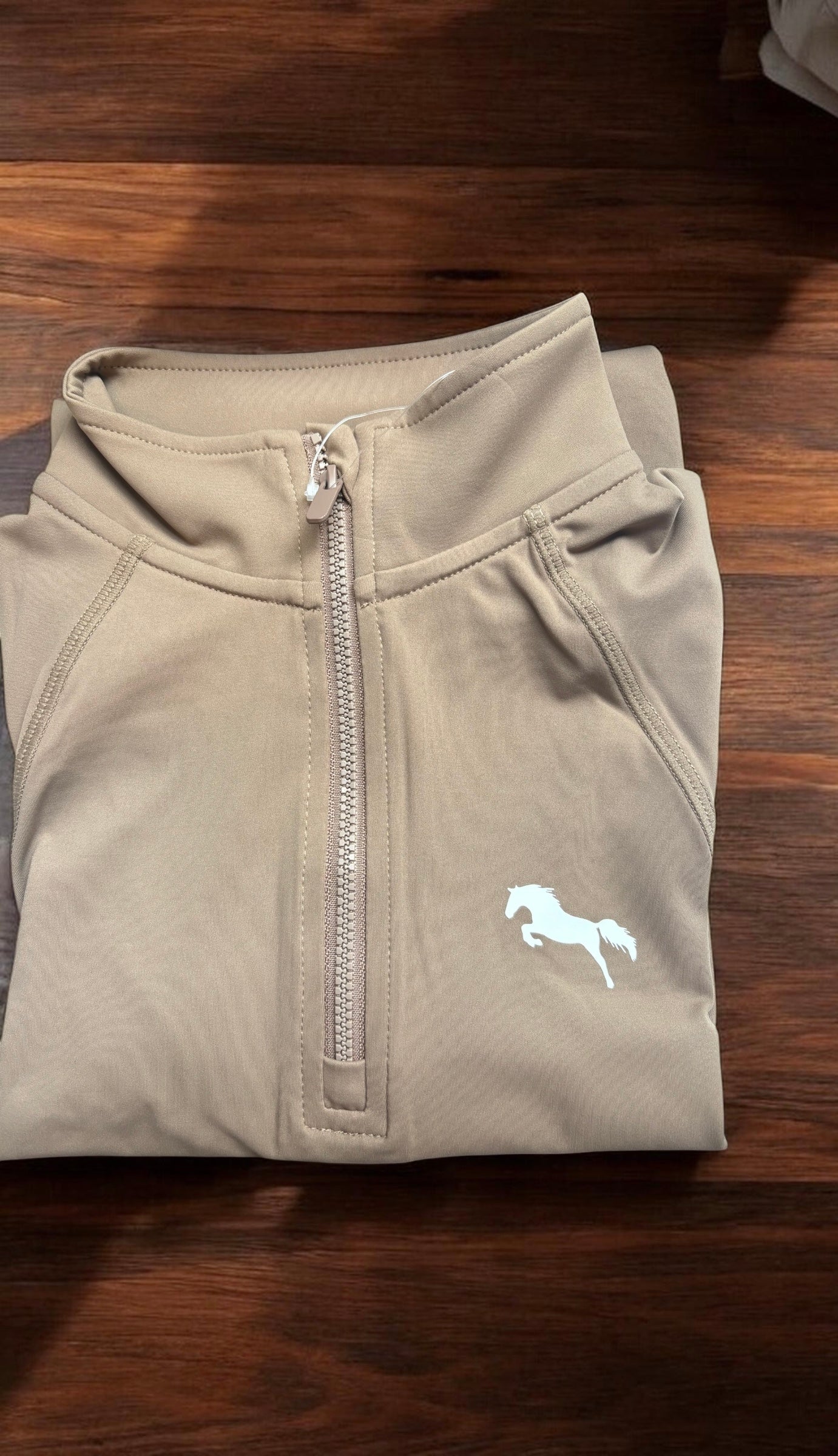 EQUESTRIAN 𝐁𝐀𝐒𝐄 𝐋𝐀𝐘𝐄𝐑 SHORT SLEEVE | SANDY DUNE WITH WHITE LOGO PRINT TECHNICAL STRETCH